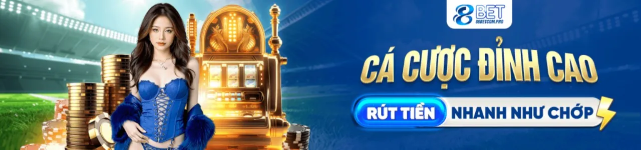 Hai chú gà chọi đang đối đầu trong một trận đá gà truyền thống tại i999